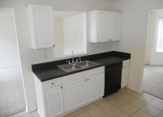 Building Photo - Large 2-Story Home w/4 Bdrs 2.5 Ba, 2 Driv...