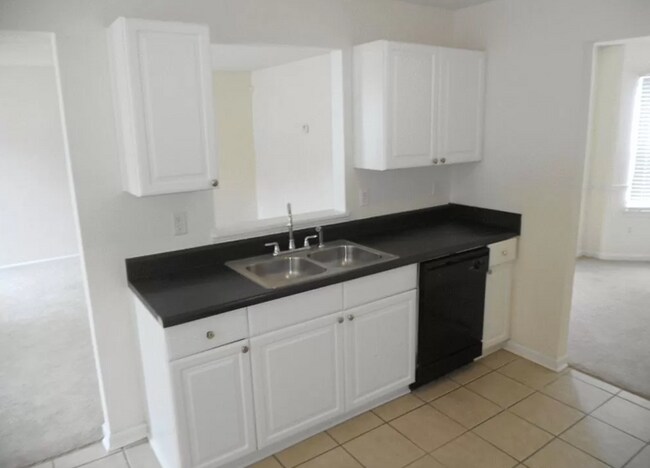 Foto del edificio - Large 2-Story Home w/4 Bdrs 2.5 Ba, 2 Driv...