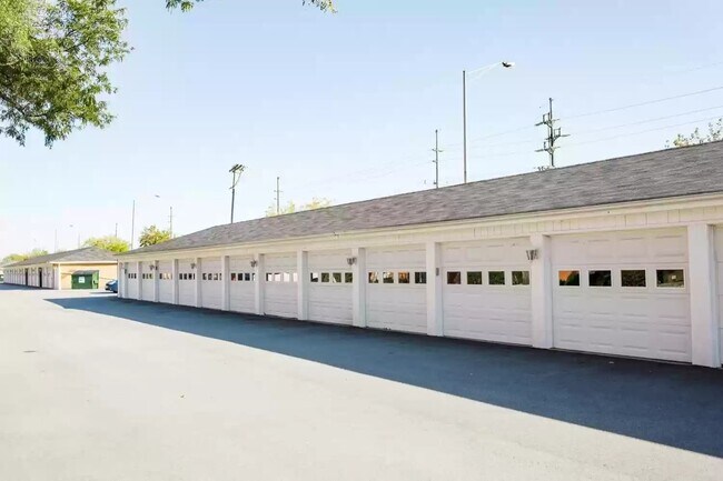 Detached covered garage - 1628 Camellia Dr