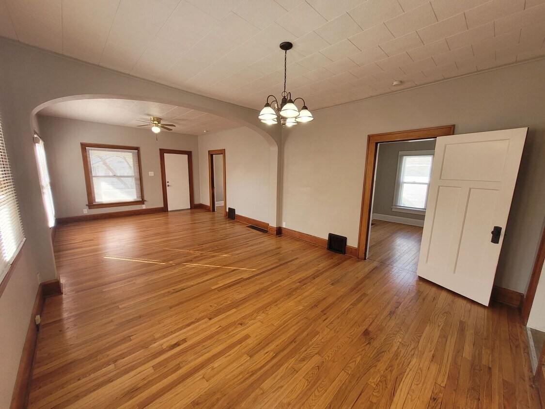Foto principal - 2 Bedroom, 1 Bathroom home with hardwood!