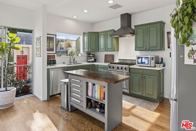 Foto del edificio - 8998 Lloyd Pl