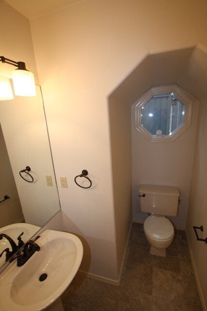 Building Photo - Large 3 Bedroom Updated Townhouse w/ Fence...