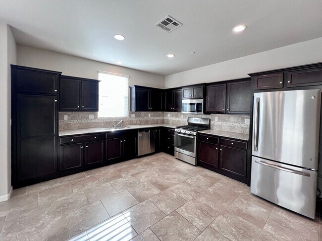 Foto del edificio - $2,295 DeWolf & Barstow, 3 Bedroom House - Clovis / Community Pool + Neighborhood Parks