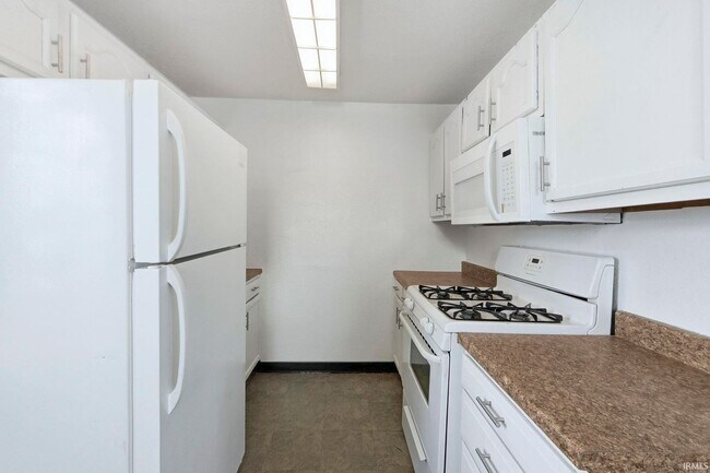 Building Photo - 3 bedroom available for immediate move i!