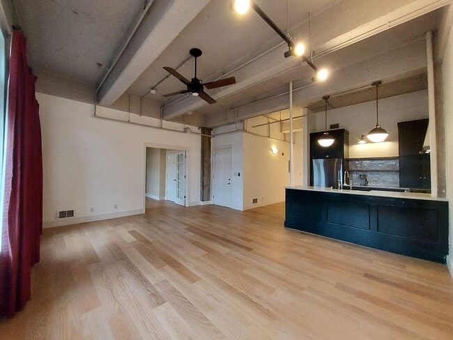 Foto del edificio - One of a kind 1 bedroom in historic building!