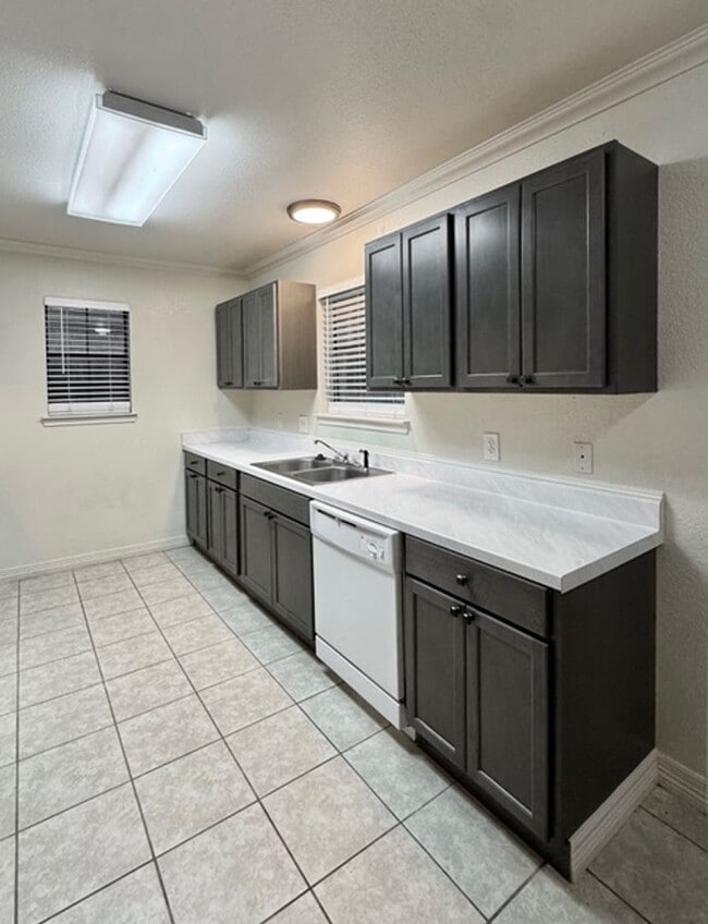 Foto del edificio - Lovely 3 bedroom 2 bathroom 2 car garage h...