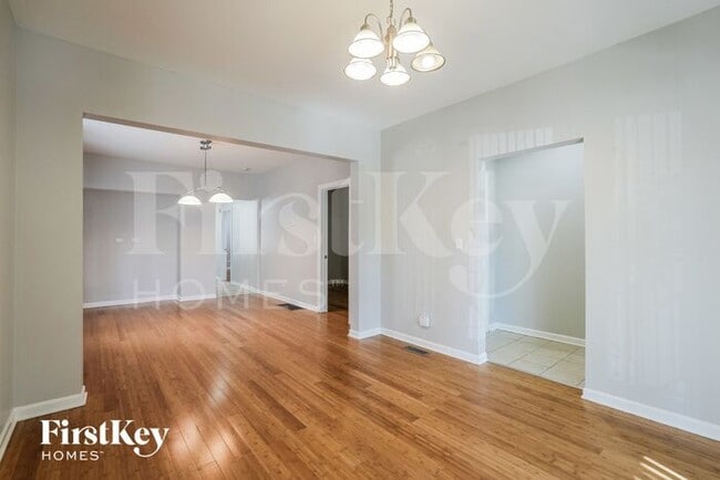 Building Photo - 3356 North Kilbourn Avenue