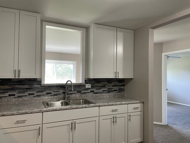 Foto del edificio - 8816 N Western Ave