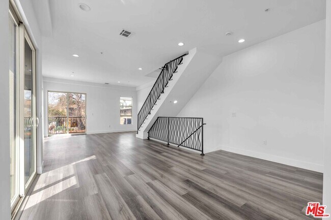 Foto del edificio - 6006 Klump Ave