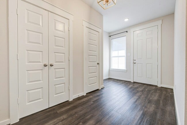 Building Photo - 7511 Coral Ter Dr