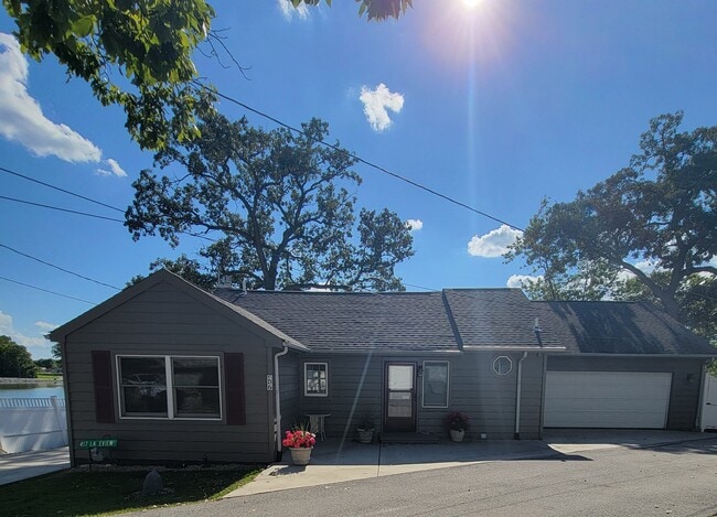 Building Photo - 417 Lakeview Ct