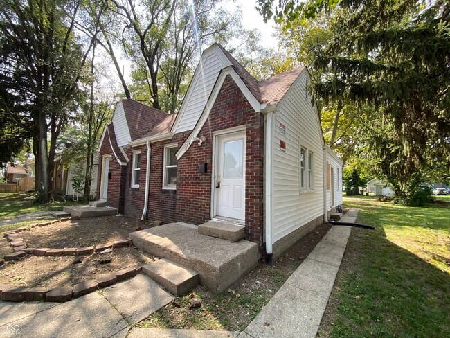 Building Photo - 1464 N Gladstone Ave