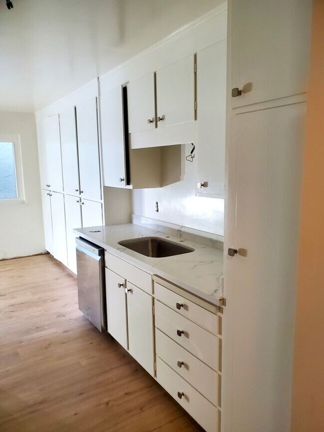 Foto del edificio - Spacious Furnished Primary Suite in Prime Menlo Park Location