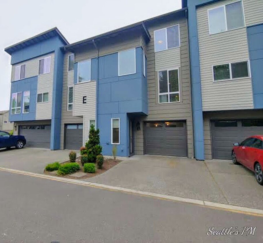 Primary Photo - Stunning Contemporary Townhouse-Lynnwood