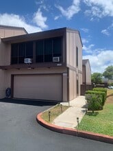 Building Photo - 1421-1421 Ka?ahumanu St