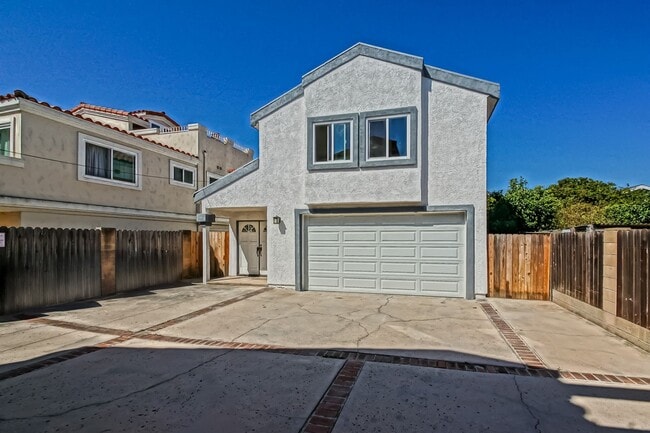 Building Photo - Newly Updated, Detached Rear Townhome w/ S...