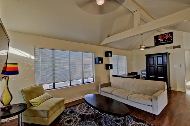 Foto del edificio - 1BR Condo with garage, Shea/96th, $1250