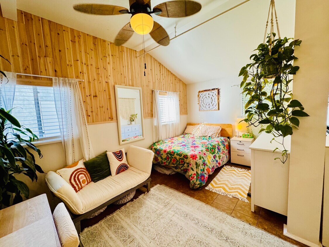 Foto principal - 12807 Gilmore Ave