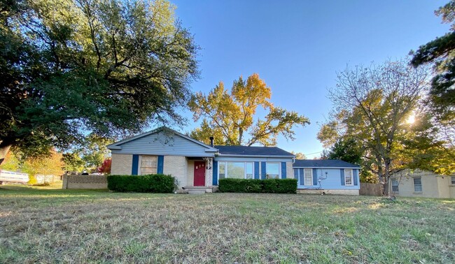 Building Photo - Updated 3 Bedroom, 2 Bath Home in Tyler!