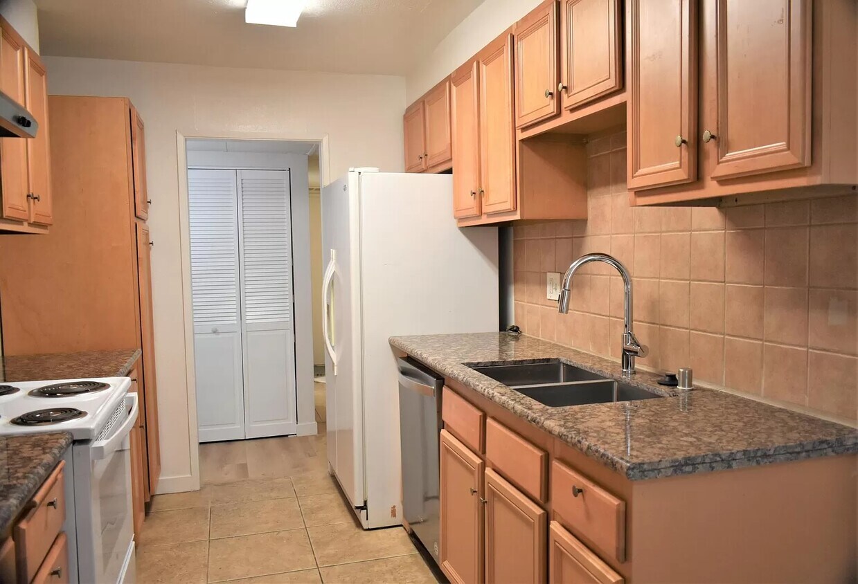 Primary Photo - 5412 Lindley Ave