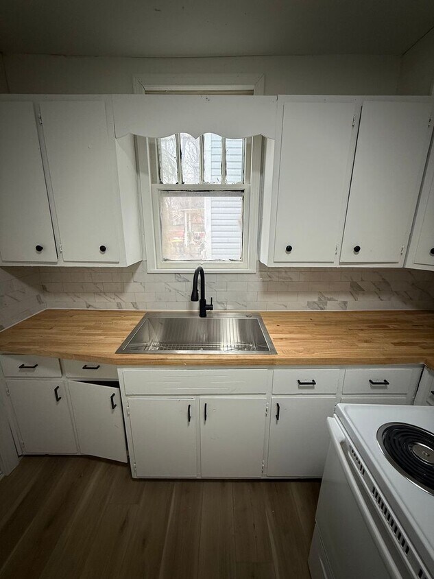 Foto del edificio - Freshly Updated 3-Bed Home with Back Parking