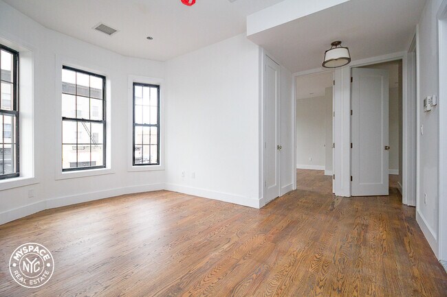Foto del edificio - 852 Rogers Ave