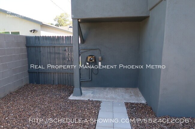 Foto del edificio - UPTOWN HOME WITH PRIVATE YARD!