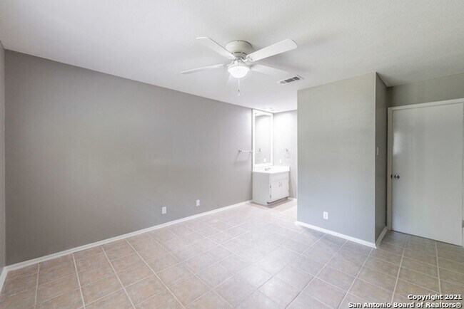 Building Photo - 6012-6014 Evers Rd