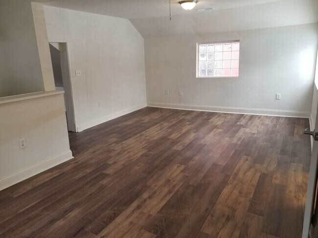 Building Photo - Nice Downtown 2 story home!