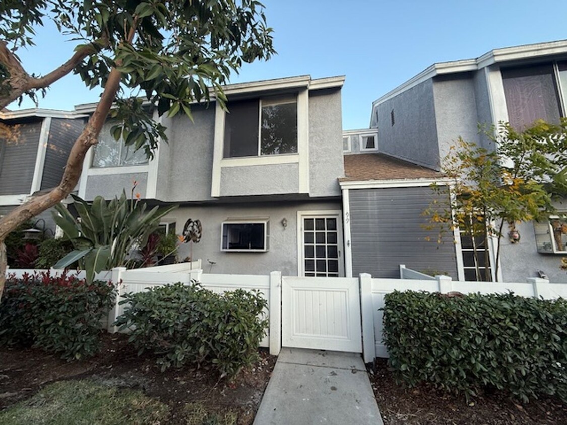 Foto principal - 2 bedroom townhome in Prime Aliso Viejo Lo...