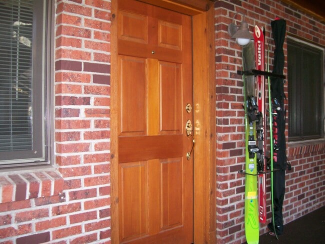 Building Photo - 835 E Hyman Ave