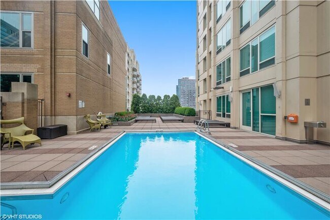 Piscina - 33 W Ontario St