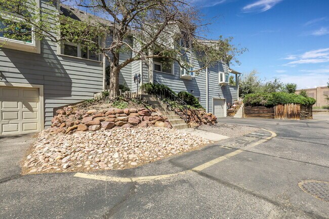 Building Photo - $3,000 - 3 Bed, 2.5 Bath Townhome with Fin...