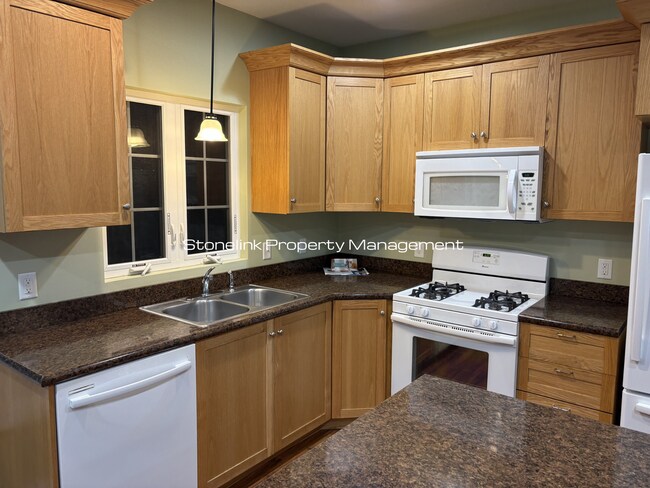 Foto del edificio - Newly Renovated Townhouse For Rent in Oakland, RI!