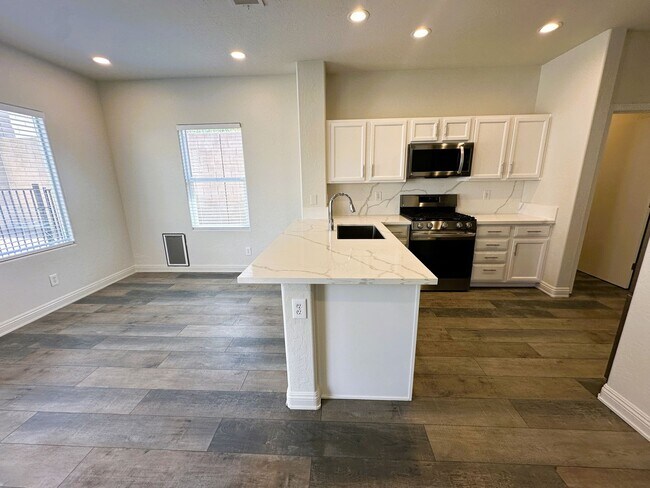 Foto del edificio - ANTHEM HIGHLANDS!! READY FOR IMMEDIATE MOV...