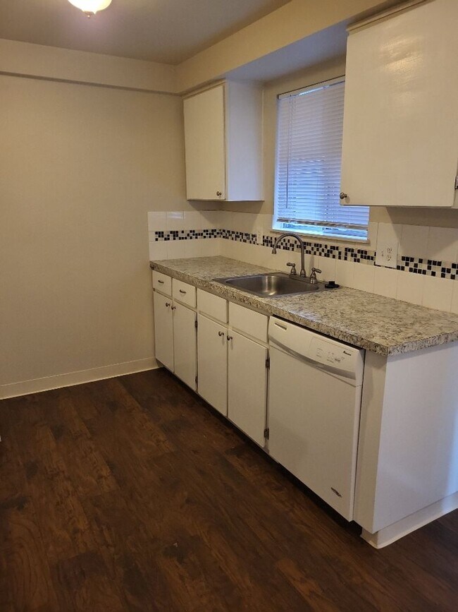 Foto del edificio - Detached Garage and fenced patio area-Pets Welcome!