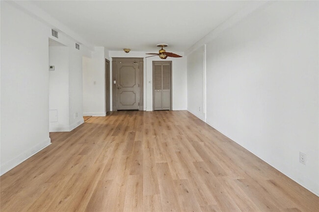 Building Photo - 3000 Riomar St