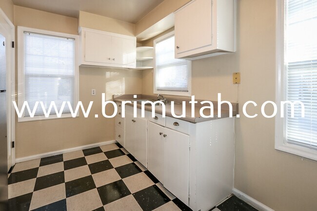 Building Photo - 1105 Laird Ave S