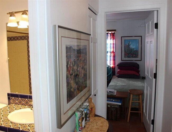 Building Photo - 405 Camino de la Placita Unit 2B