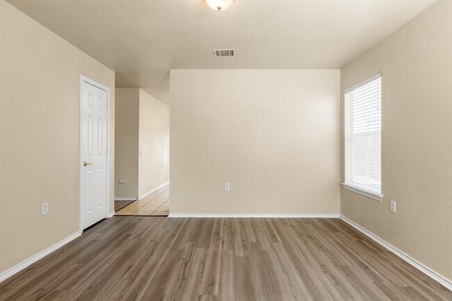 Foto del edificio - 7400 Cayenne Ln
