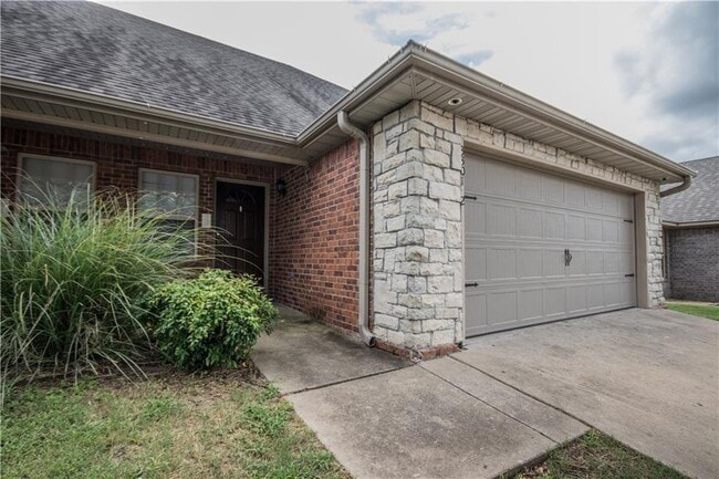 Building Photo - 3301 SW Deerfield Blvd