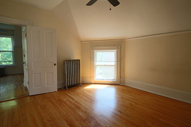 2nd bedroom - 2108 W Wilson Ave