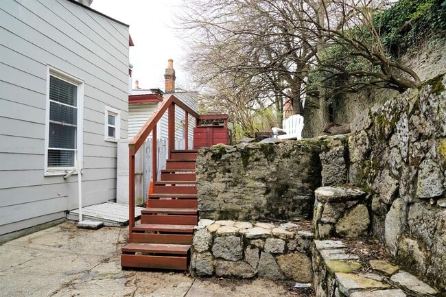 Building Photo - 4 Bed/2 bath UC Rental On Victor + Parking...