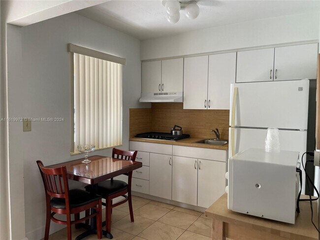 Foto del edificio - 1743 Rodman St