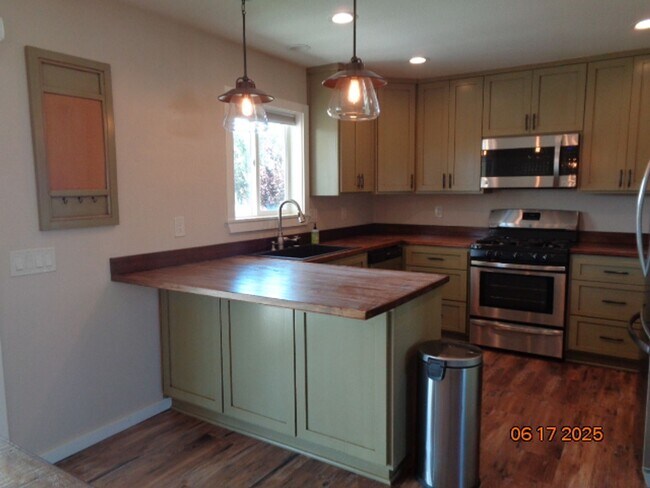 Foto del edificio - Immaculate Custom 1 Story on Shared 2.5 acres