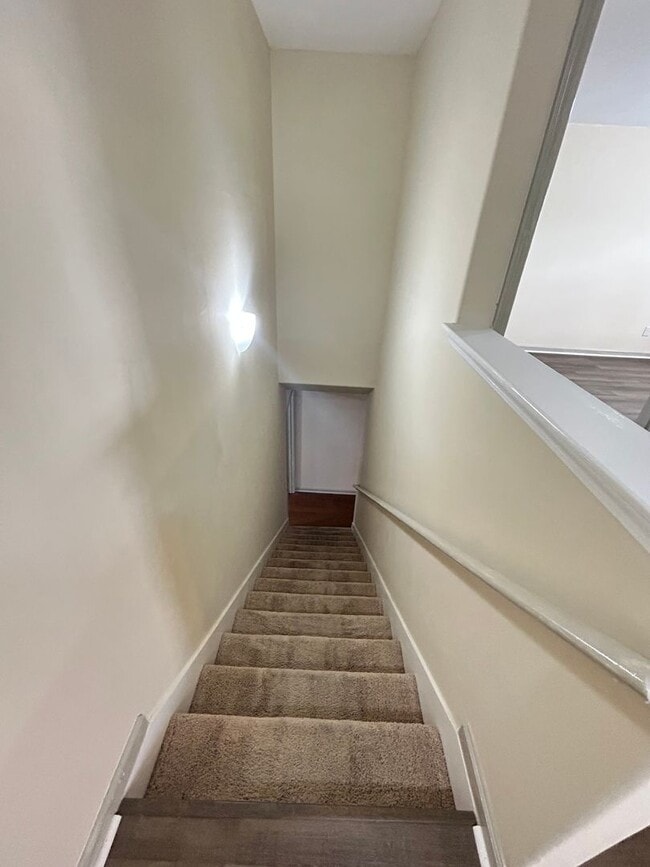 Building Photo - 4 bedroom/2.5 bathroom in Savannah, GA