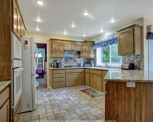 Foto del edificio - Three Bedroom, Two and Half Bathrooms, wit...