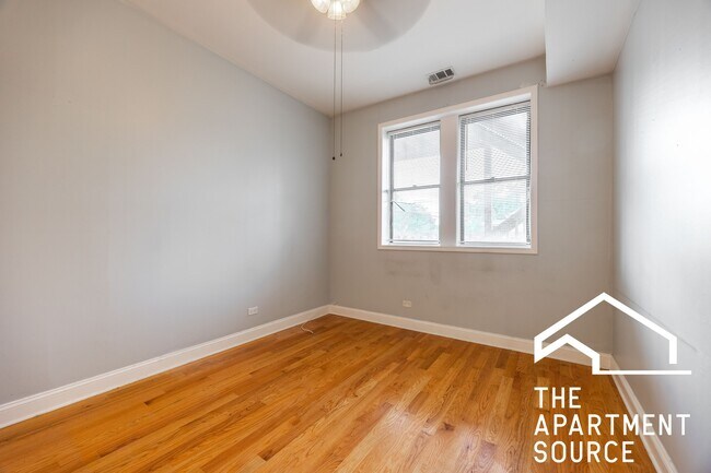 Foto del edificio - 2124 N Milwaukee Ave
