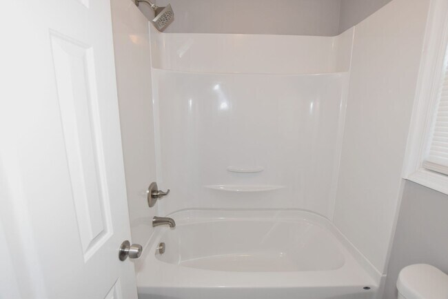 Foto del edificio - 4 BEDROOM HOME LOCATED IN SOUTH CHESEPEAKE. MUST SEE !!!!!!!!!!!