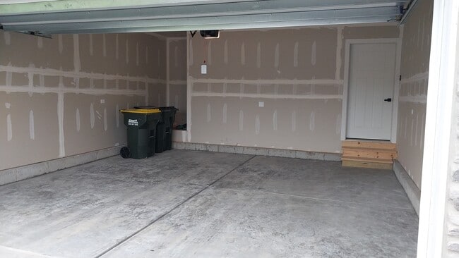 Building Photo - 121 Cornerstone Dr